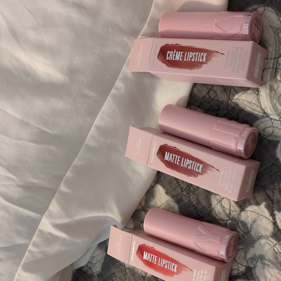 Matte Lipstick Set - Neutral to Red Shades - Picture 5 of 8